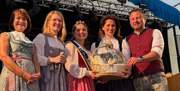 Am Ende gab es noch reichltich Spargel für die Bayerische Landwirtschaftsministerin Michaela Kaniber am 19.05.2025 im Festzelt (©Foto: Krammer) 